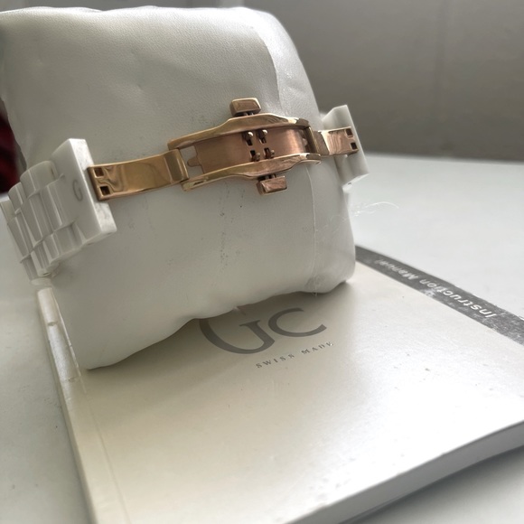 GC by Guess Ceramic Mother of Pearl Rose Gold watch - Picture 4 of 6